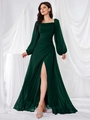 Dettaglio dell'abito lungo in chiffon verde scuro con scollo quadrato e spacco - S / Verde Scuro