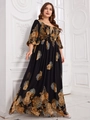 Detail eines Chiffon-Maxikleides mit goldenem Blumenmuster und quadratischem Ausschnitt - 1XL / Schwarz