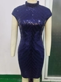 Dettagli dell'abito con paillettes blu scuro con trama a V e collo alto raffinato - S / Blu scuro