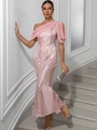 Détail d'une robe de soirée rose à paillettes avec manche drapée en mousseline - S / Rose