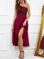 Dettaglio di paillettes rosso vino su abito da sera monospalla con orlo in chiffon - S / Borgogna