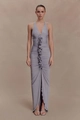 Maxikleid mit tiefem V-Ausschnitt, gerafften Details, 3D-Blumenakzent und Beinschlitz - XL / Grau