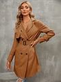 Detail van een camelkleurige double-breasted trenchcoat met tailleriem en revers - S / Bruin
