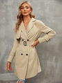 Detail van licht kaki double-breasted trenchcoat met tailleband en zwarte gesp accenten - S / Khaki