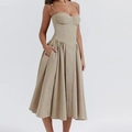 Dettaglio dell'abito bustier kaki con spalline sottili e gonna a pieghe - S / Grigio