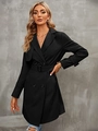Detail van de klassieke zwarte double-breasted trenchcoat met tailleriem en brede revers - S / Zwart