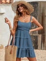 Detailaufnahme des blauen Kleides mit Polka-Dot-Jacquard und gestuften Rüschendetails - S / Graublau