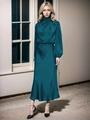 Elegante set in raso verde smeraldo con maniche a sbuffo e gonna midi a trapezio - Taglia S / Blu lago