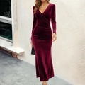 Elegante abito lungo in velluto bordeaux con scollo a V e dettagli drappeggiati da sera - S / Borgogna