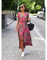 Detail von rosa und grünem Blumenmaxikleid mit V-Ausschnitt, Tunnelzug und Seitenschlitz - S / Rosa