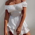 Mini abito bianco con spalle scoperte, balze a strati e vita a punto smock in tessuto svizzero - S / Bianco