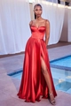 Detailansicht eines roten Satin-Abendkleids mit Korsett-Oberteil und hohem Beinschlitz - S / Rot