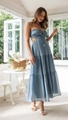 Détail d'une robe longue bleu clair à plusieurs niveaux avec texture plissée - S / Robes / Bleu