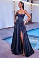 Detail des dunkelblauen Satin-Abendkleids mit dünnen Trägern und Fischgräten-Miederkonstruktion - XL / Marineblau