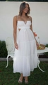 Détail d'une robe longue blanche sans manches avec découpes à la taille et jupe à volants - S / Robes / Blanc