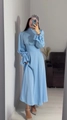 Détail d'une robe en satin bleu clair avec manches bouffantes et poignets volantés - Rose bonbon