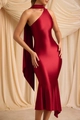 Details des weinroten Satin-Abendkleids mit Neckholder und elegantem Cape-Akzent - S / Rot