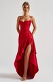 Primer plano de vestido de fiesta en satén rojo con volantes y abertura alta - S / Rojo