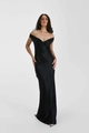 Detail eines eleganten schulterfreien Abendkleides aus schwarzem Satin mit V-Ausschnitt - S / Schwarz