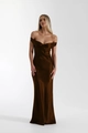 Detail des eleganten schulterfreien Ausschnitts und schokobraunem Satingewebe am Abendkleid - S / Kaffeebraun