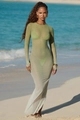 Vista detallada de un vestido largo de malla verde transparente con bikini en la playa - S / verde claro