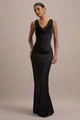 Elegante abito da sera in raso nero con scollo a cappuccio e silhouette a sirena - S / Nero