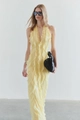 Detalle del vestido largo amarillo con cuello halter, escote en V profundo y volantes - XS / Amarillo