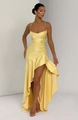 Detalle del vestido amarillo sin espalda con dobladillo de volantes y abertura lateral - XL / Amarillo