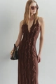 Detalle del vestido halter marrón chocolate con volantes escalonados y un escote en V profundo - XS / café