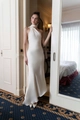 Elegante vestido de satén blanco con cuello halter y detalle de bufanda larga fluida - S / Blanco
