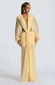 Detail van elegante chiffon jurk met V-hals, taille-openingen en lantaarnmouwen - XS / Geel