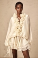 Detail van de witte blouse met 3D bloemen ruches en een elegante geplooide textuur - XS / Abrikoos