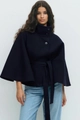 Detailansicht von Stehkragen und Knöpfen an einem dunkelblauen Wollcape-Mantel - S / Marineblau