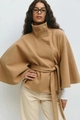 Detail eines kamelfarbenen Wollcapes mit Stehkragen, Zierknöpfen und passendem Taillengürtel - S / Khaki