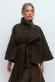 Detailaufnahme des dunkelbraunen Woll-Capes mit Stehkragen und großen passenden Knöpfen - S / Kaffeebraun