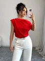 Elegantes rotes One-Shoulder-Oberteil und weiße High-Waist-Hose für Damen mit Gürtel - S / Rot