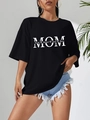 T-shirt nera oversize da donna in cotone con stampa MOM bianca e nomi di famiglia - S / Nero