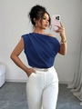Elegantes marineblaues One-Shoulder-Drapier-Top mit hoch taillierter weißer Hose und Gürtel - S / Blau