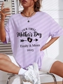 Detailweergave van lichtpaars Moederdag t-shirt met voetafdrukken print en jaar 2025 - Paars