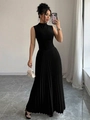 Elegante abito lungo nero a pieghe senza maniche con collo alto da donna in interni - S / Nero