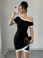 Vestido mini negro de punto con hombro descubierto, ribete blanco y detalle de anillo dorado - S / Negro