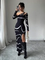 Elegante vestido ajustado con hombro descubierto, estampado en blanco y negro y abertura - S / Estampado Blanco y Negro