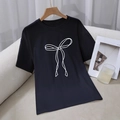 Dames zwart T-shirt met minimalistische witte strikprint aan een houten hanger - S / Zwart