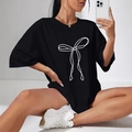 T-shirt oversize nera da donna con stampa a fiocco bianco e girocollo casual - S / Nero