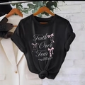Schwarzes Rundhals-T-Shirt mit rosa Schleife und Faith Over Fear-Aufdruck - S / Schwarz