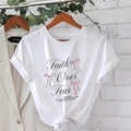 Weißes Damen T-Shirt mit Faith Over Fear Aufdruck und rosa Schleifen Akzenten - S / Weiß