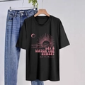 Detail eines Baumwoll-T-Shirts mit rosa Sonnenuntergang-Grafik und künstlerischem Slogan - S / Schwarz