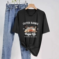 Dettaglio della t-shirt in cotone nero con stampa retro Outer Banks e orlo annodato - S / Nero
