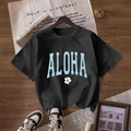 T-shirt noir à col rond avec texte ALOHA bleu clair et fleur d'hibiscus blanche - S / Noir