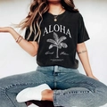 Dunkelgraues Aloha T-Shirt mit Palmenprint kombiniert mit hellblauen Jeanshosen - S / Schwarz